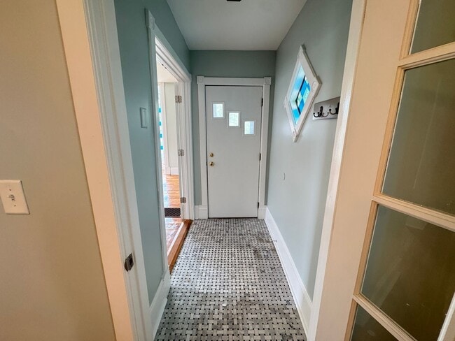 Building Photo - Large 4 bedroom home!