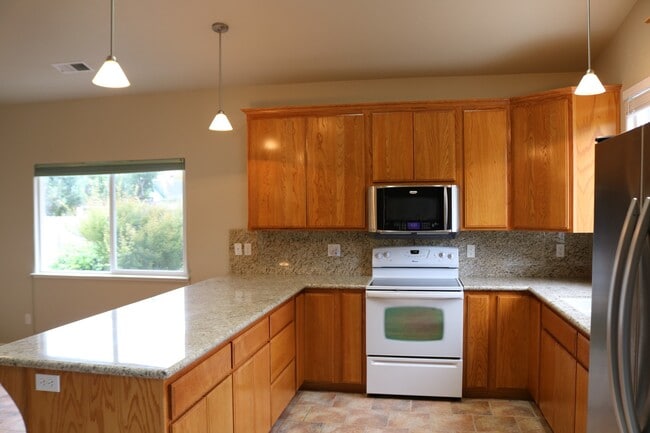 Building Photo - Gorgeous, spacious 3/2.5 with garage and o...