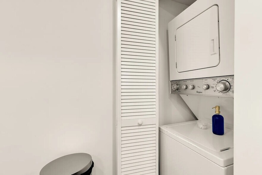 Building Photo - 1237 NW 33rd Ave