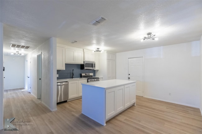 Building Photo - Furnished 3 bedroom 2 bathroom