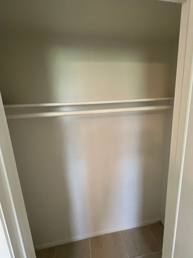 Building Photo - ** Annual ** 2 Bed / 2 Bath ** Single Fami...