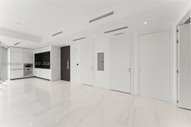 Building Photo - 300 Biscayne Blvd