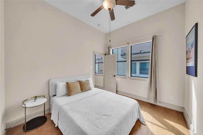 Building Photo - 2318 Camden Dr