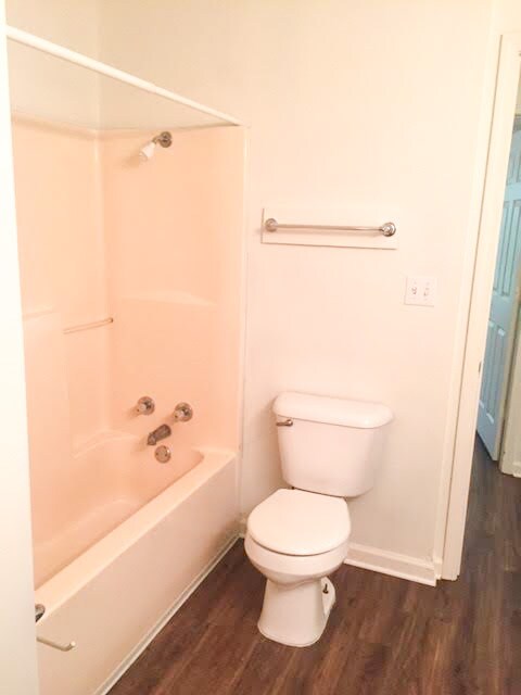 Building Photo - 1000 N Red St