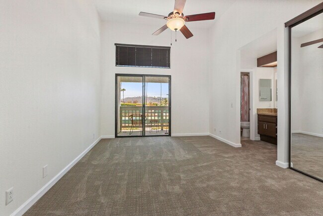Building Photo - 518 Via De La Valle