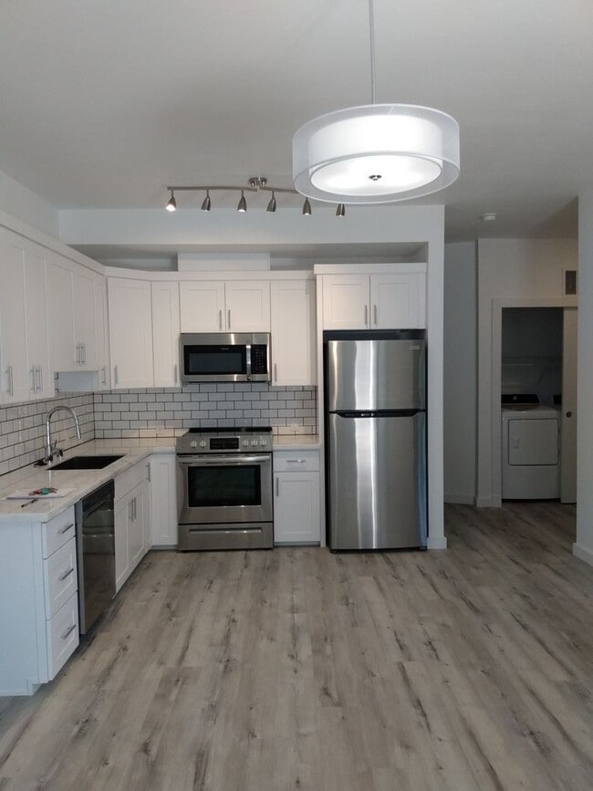 Building Photo - Pre-Lease This Beautiful 1 Bed 1 Bath + Den | In-Unit Washer/Dryer | AC