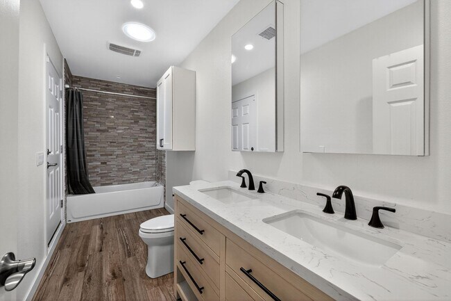 Building Photo - 985 N Tuxedo Cir