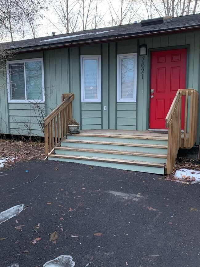 Building Photo - AVAILABLE NOW!! West side - 2 Bdrm, 1 Bath