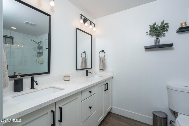 Building Photo - 8725 E Bonnie Rose Ave