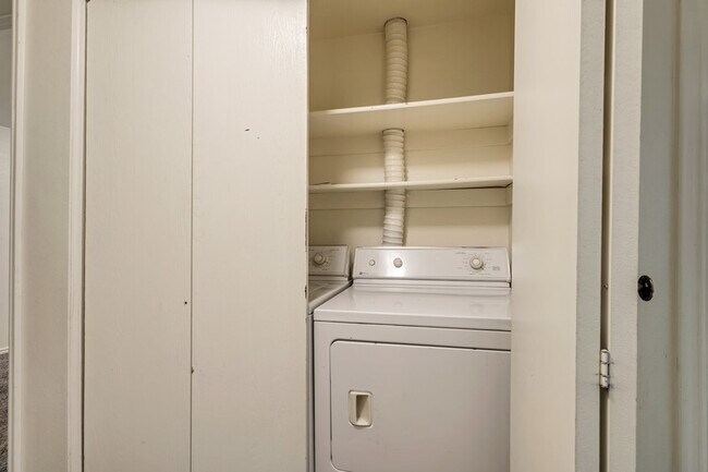 Building Photo - 1671 Hickory Ln