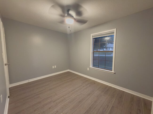 Building Photo - 209 Pinoak Ct W