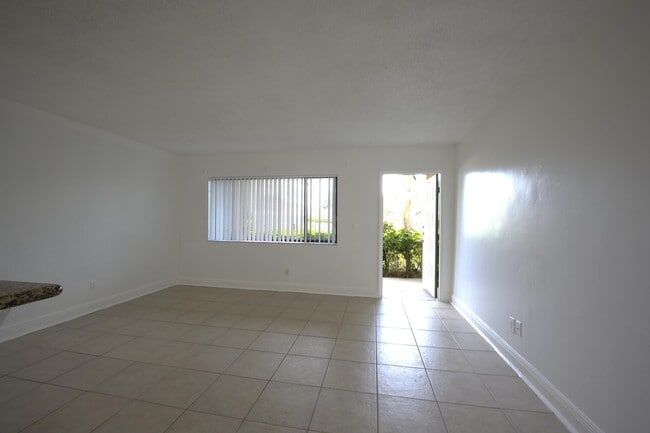 Building Photo - 1604 Meadows Cir W