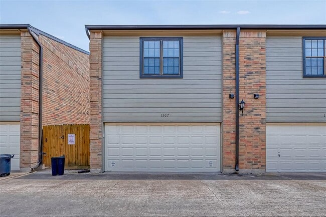 Building Photo - 9850 Pagewood Ln