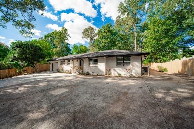 Building Photo - 3154 N Druid Hills Rd