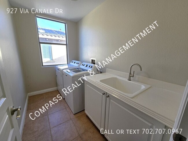 Building Photo - 927 Via Canale Dr