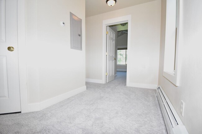 Building Photo - Fantastic end unit condo in Westgate subdi...