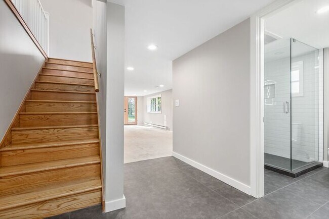 Building Photo - Sunny Air Conditioned Mercer Island Charmer!