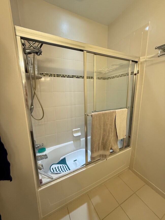 Building Photo - 300 W Elm St