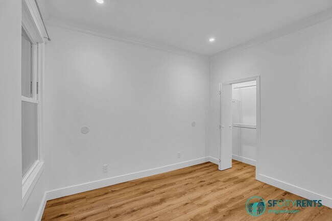 Building Photo - Russian Hill: Recently Remodeled Flat with In-Unit Washer & Dryer & A/C