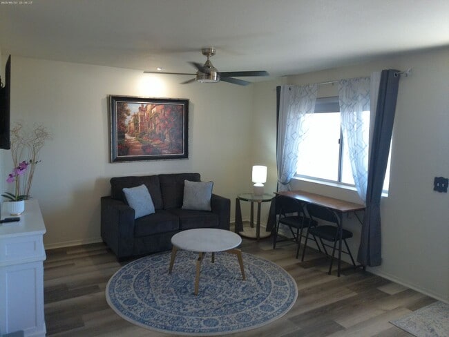 Building Photo - Beautifully designed short-term rental Or Long-Term offering comfort, style, and convenience