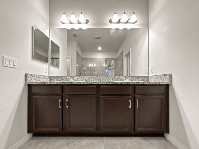 Building Photo - Riverview Gem – 4BR/2BA Home with Screened...