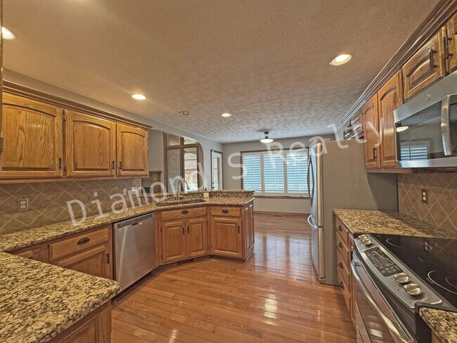 Building Photo - Gorgeous Custom All Brick Home in Fox Grap...