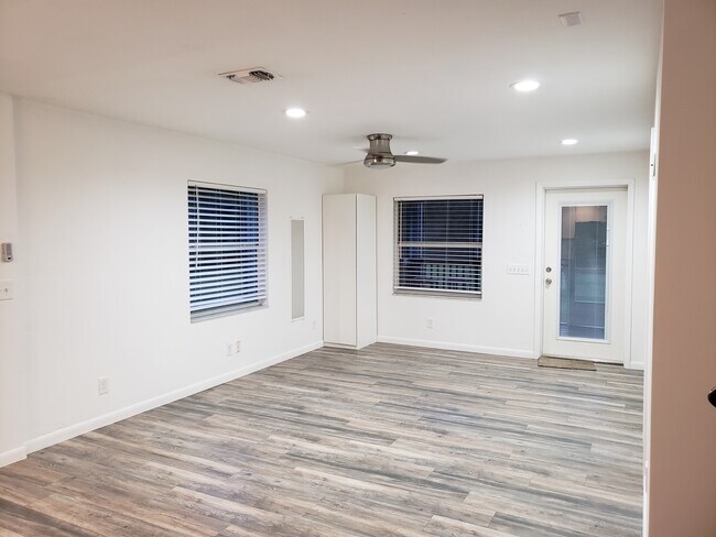 Building Photo - 868 Bay Dr