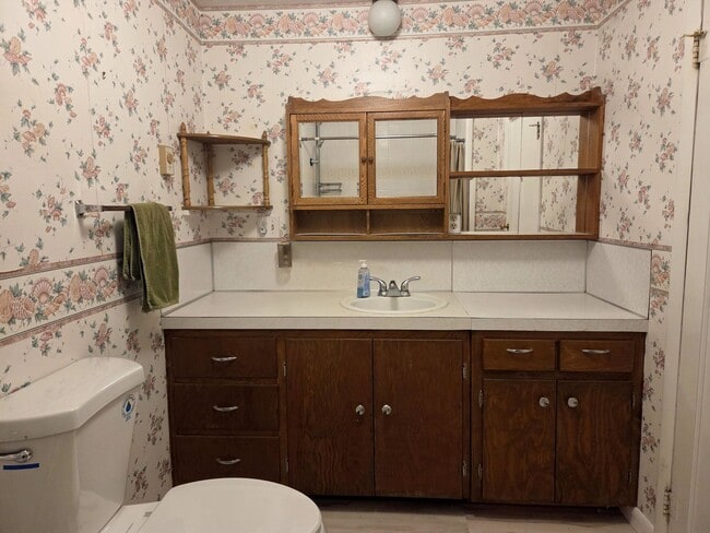 Building Photo - Spacious Cottage on 1/2 Acre Lot