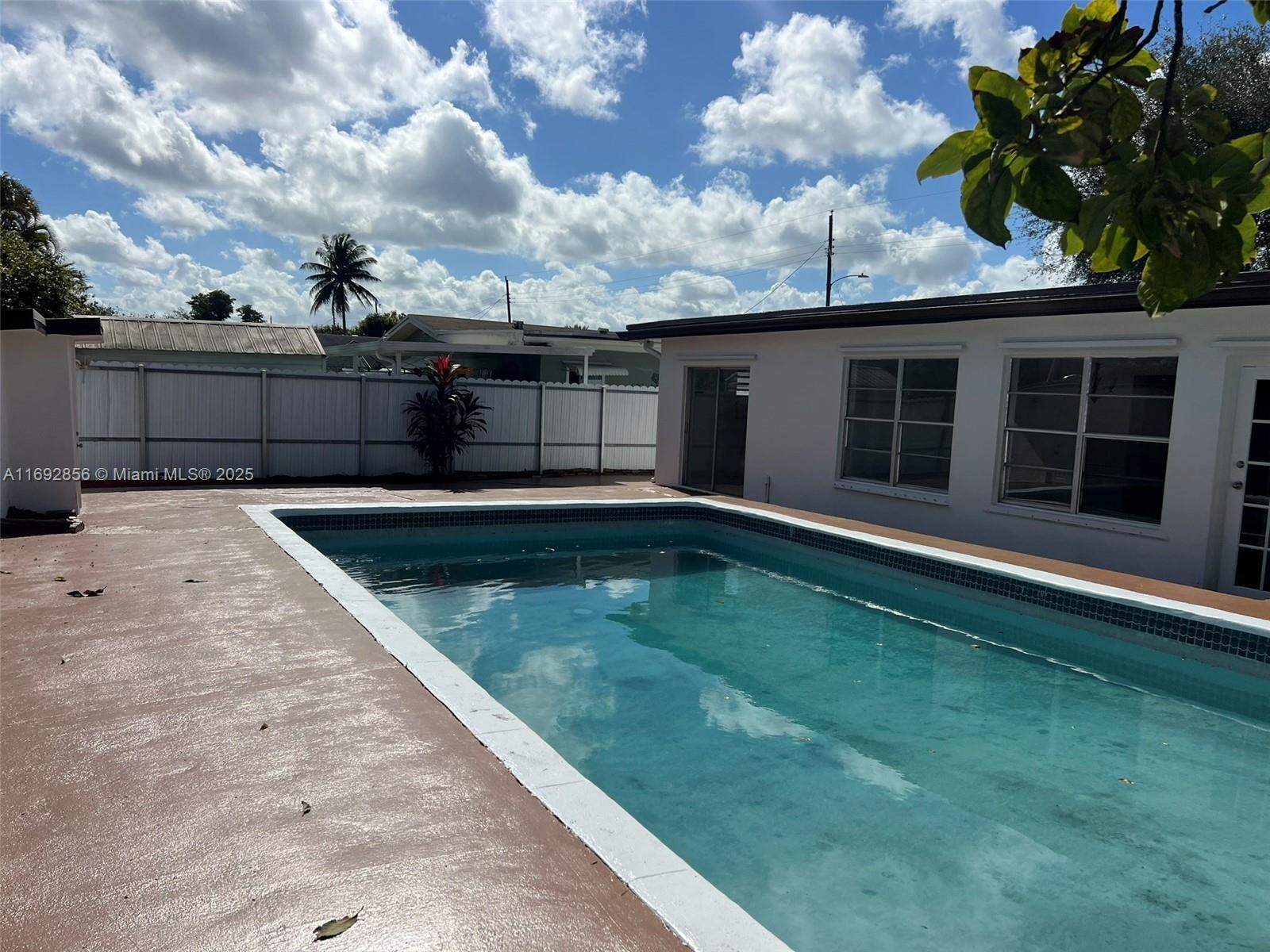 Large pool for entertaining - 2601 Acapulco Dr