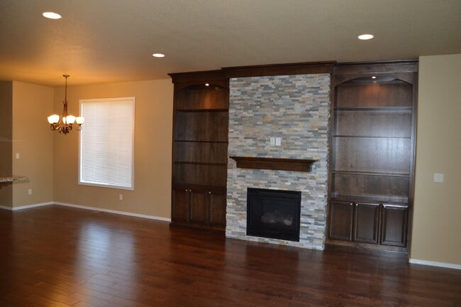 Building Photo - "Charming 3-Bed + Loft and 2 car garage Townhouse with Granite Elegance in Vancouver!"