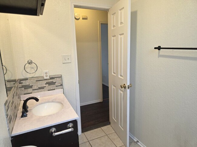 Building Photo - 1600 Hollow Tree Blvd