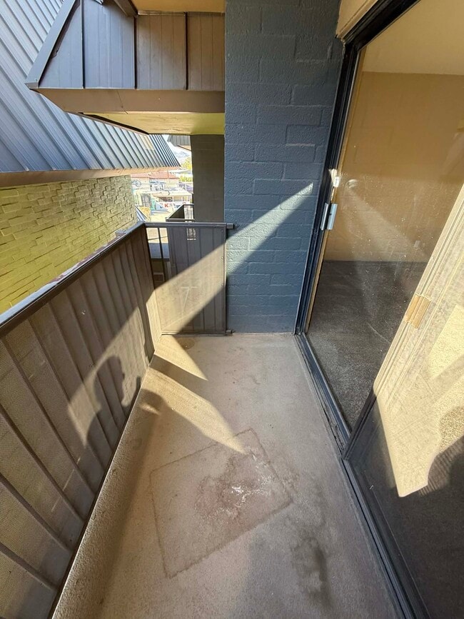 Building Photo - 931 N Euclid Ave