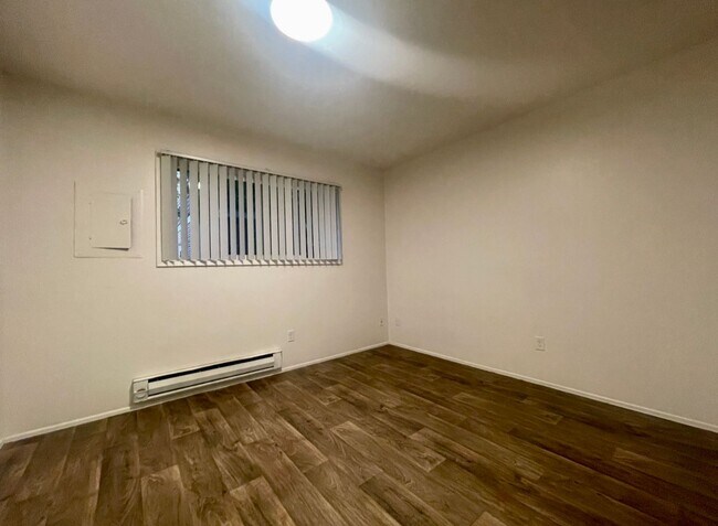 Building Photo - **FREE FIRST MONTH'S RENT** Spacious Top Floor Unit~ Great Natural Light~ Updated with Great Stor...