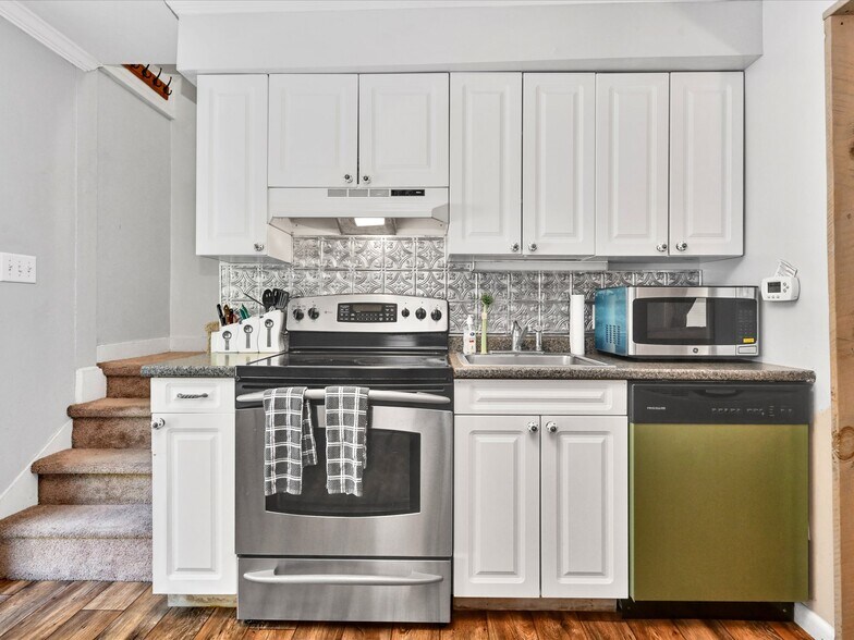 Building Photo - 20 Elm Ave