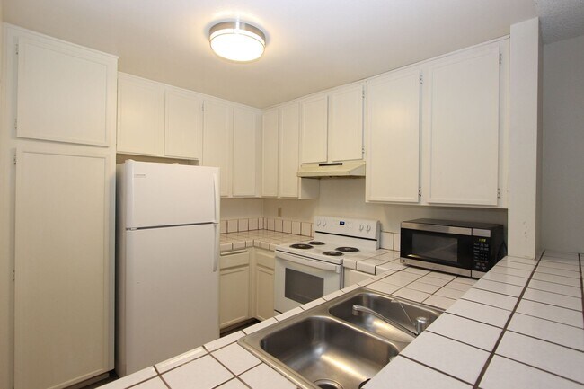 Building Photo - Large 2 bedroom 2 bathroom condo available...