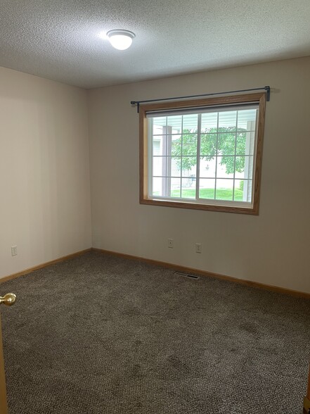 Bedroom 2 Main - 1645 Lakeridge Way