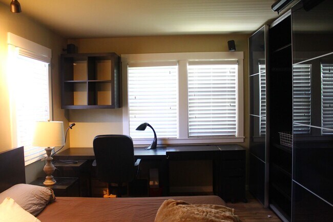 Building Photo - 3793 La Donna Ave