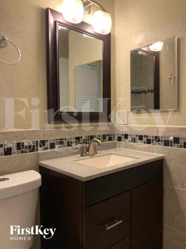Building Photo - 1302 Crest Dr
