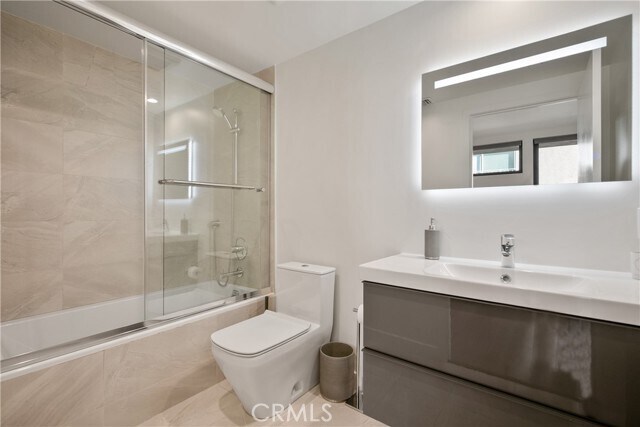 Building Photo - 823 N Fuller Ave