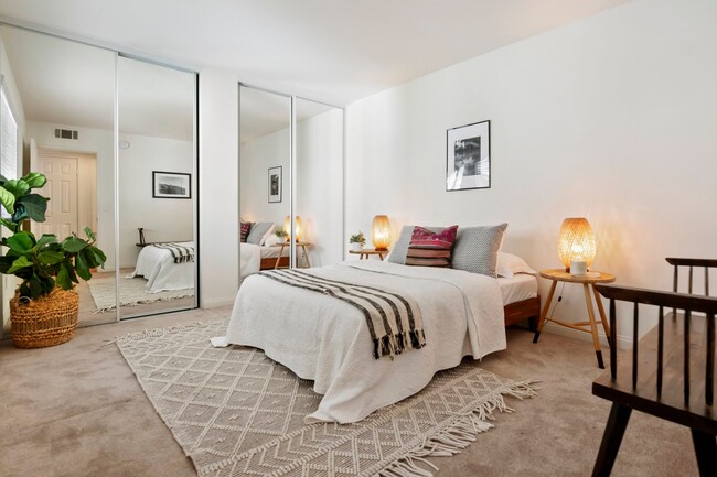 Building Photo - Great Woodland Hills Location!