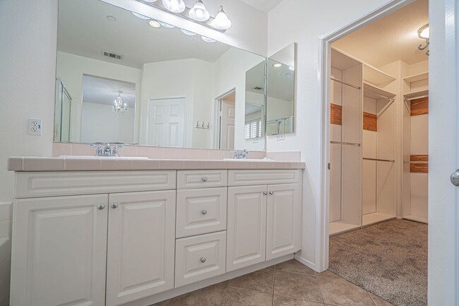 Building Photo - 3-Bedroom Home with Fresh Paint in Creekside of Valencia!