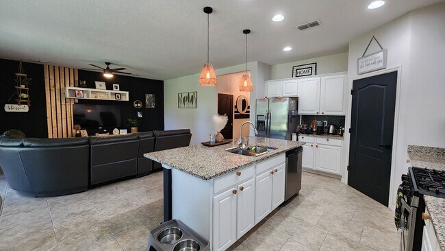 Building Photo - FOR RENT!!! SIMPLY STUNNING  3 BEDROOM 2 B...