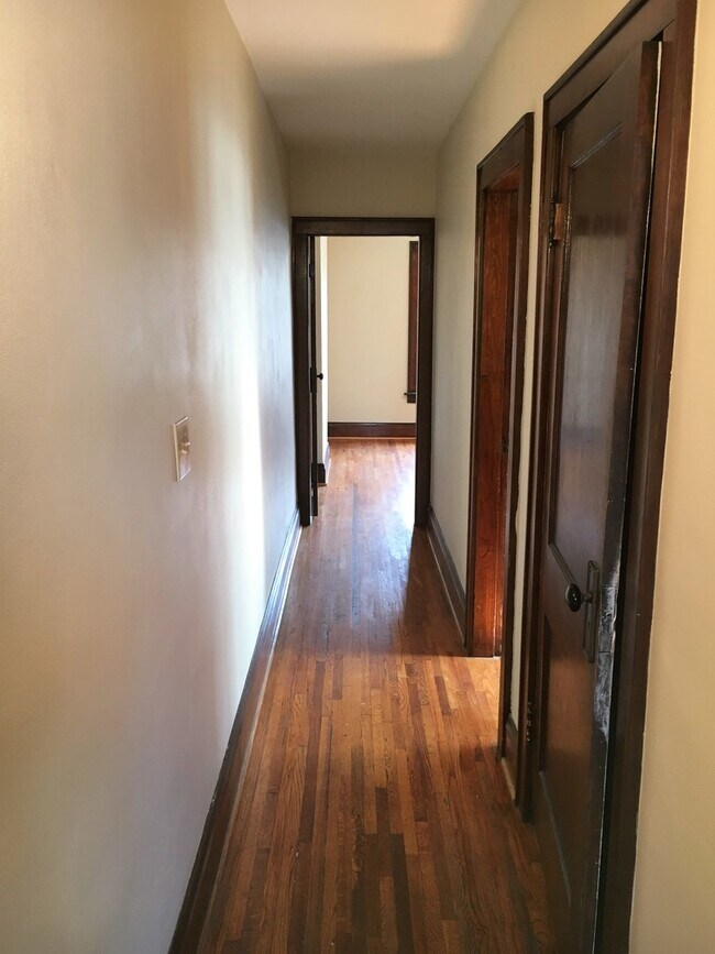 Building Photo - 431-433-433 E Tompkins St