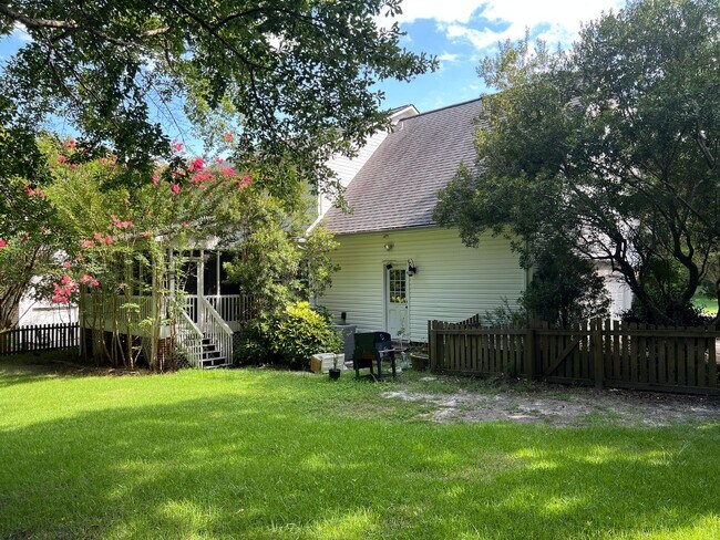 Building Photo - Charming Home in Country Club Hills – Ideal Location & Spacious Living