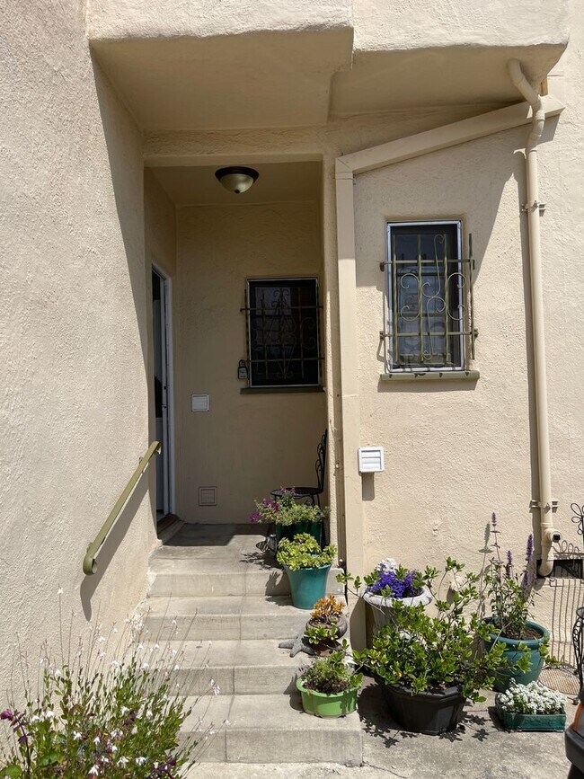 Building Photo - 927 Alandele Ave