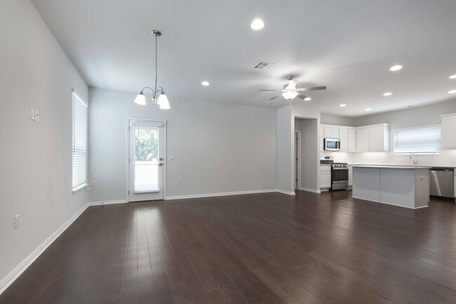 Building Photo - 924 Falkland Trace