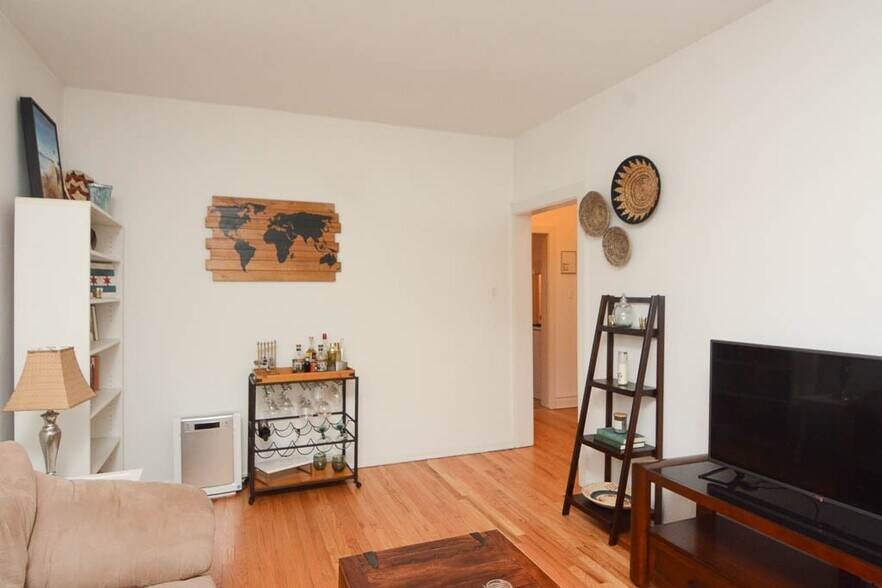 Building Photo - 1915 W Crystal St