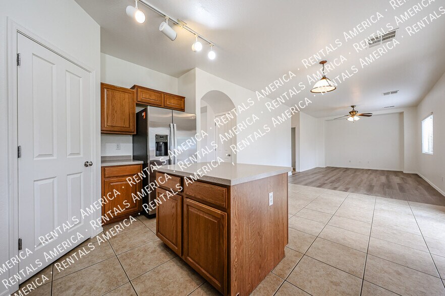 Building Photo - 935 E Blue Spruce Ln