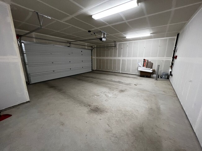 Building Photo - 4 Bed DuPont Townhome for Rent