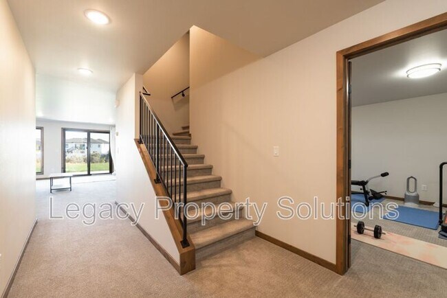 Building Photo - 527 Flint Dr